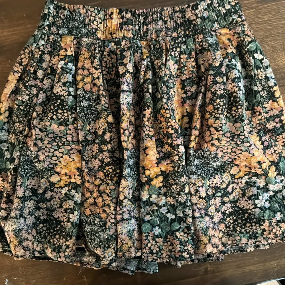 American Eagle Floral pleated skirt